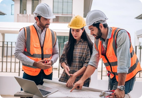 Equipo de arquitectos y constructores planificando reformas integrales en Alcobendas, Madrid.
