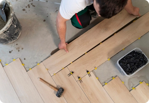Instalación de suelo laminado o parquet en reforma integral de vivienda en Alcobendas.