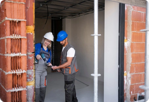 Equipo de profesionales de construcción supervisando obra de reforma integral en Alcobendas, Madrid.